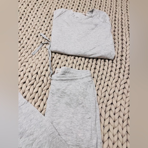 Lou & Grey Light Heathered Gray Matching Lounge Set Crewneck Sweatshirt &Joggers - Picture 4 of 6